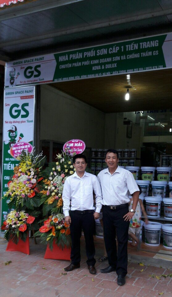 Đại diện Công Ty cổ phần Sơn GS (bên trái) và đại diện đại lý Tiến Trang (bên phải)